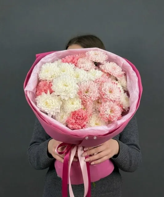 Нежный букет из кустовых хризантем и диантусов в руках
