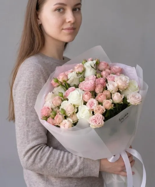 Букет из кустовой и одноголовой розы